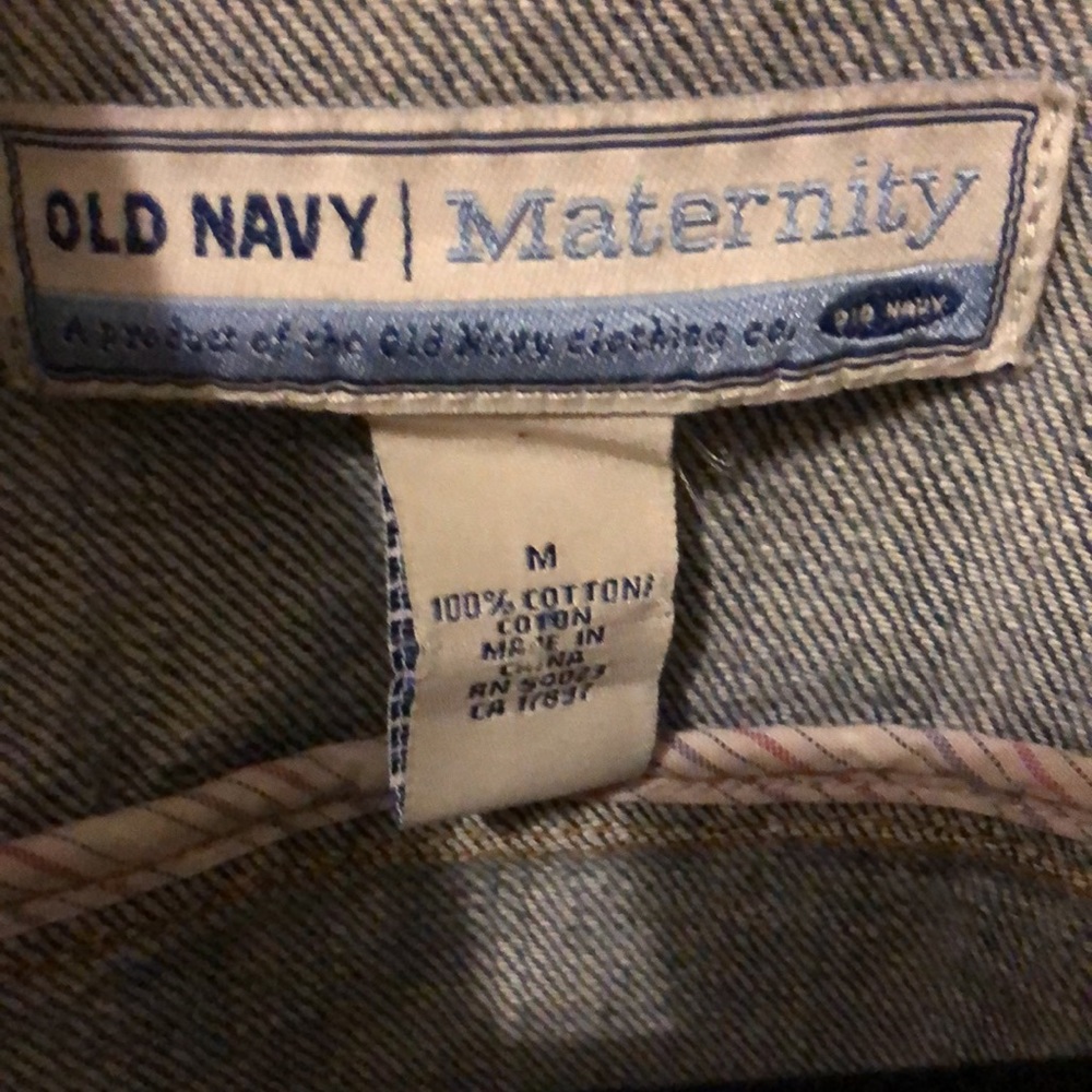 Old navy denim jacket. The label says Old Navy maternity size M - Picture 4 of 7